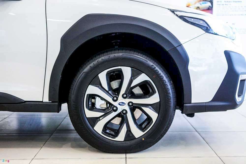 Subaru Outback 2022 mầu trắng cực độc giá gần 2 tỷ đồng trưng bày tại Hà Nội