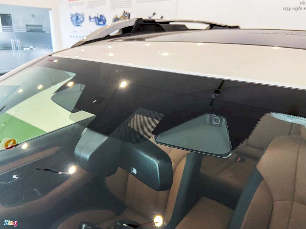 Subaru Outback 2022 mầu trắng cực độc giá gần 2 tỷ đồng trưng bày tại Hà Nội